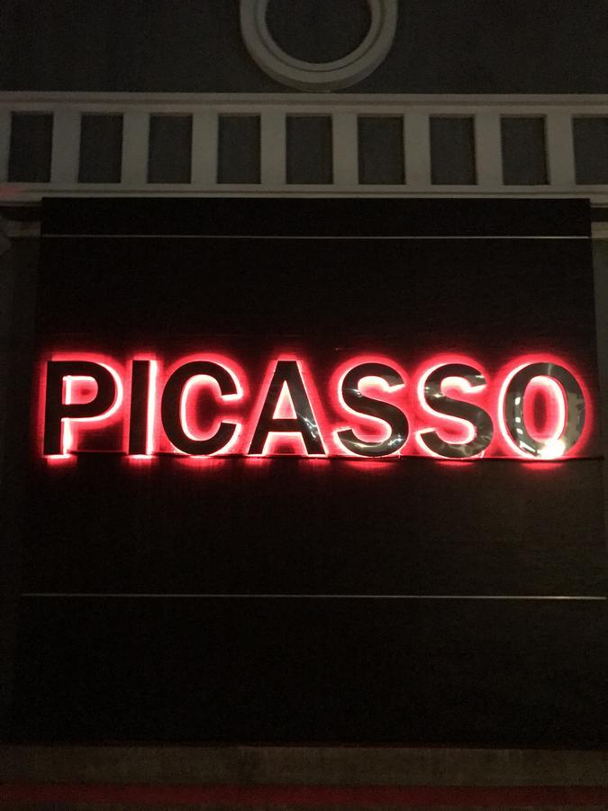 Мотель Picasso Паттайя Экстерьер фото
